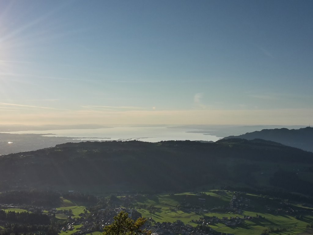 Ausblick vom Gipfelkreuz zum Bodensee