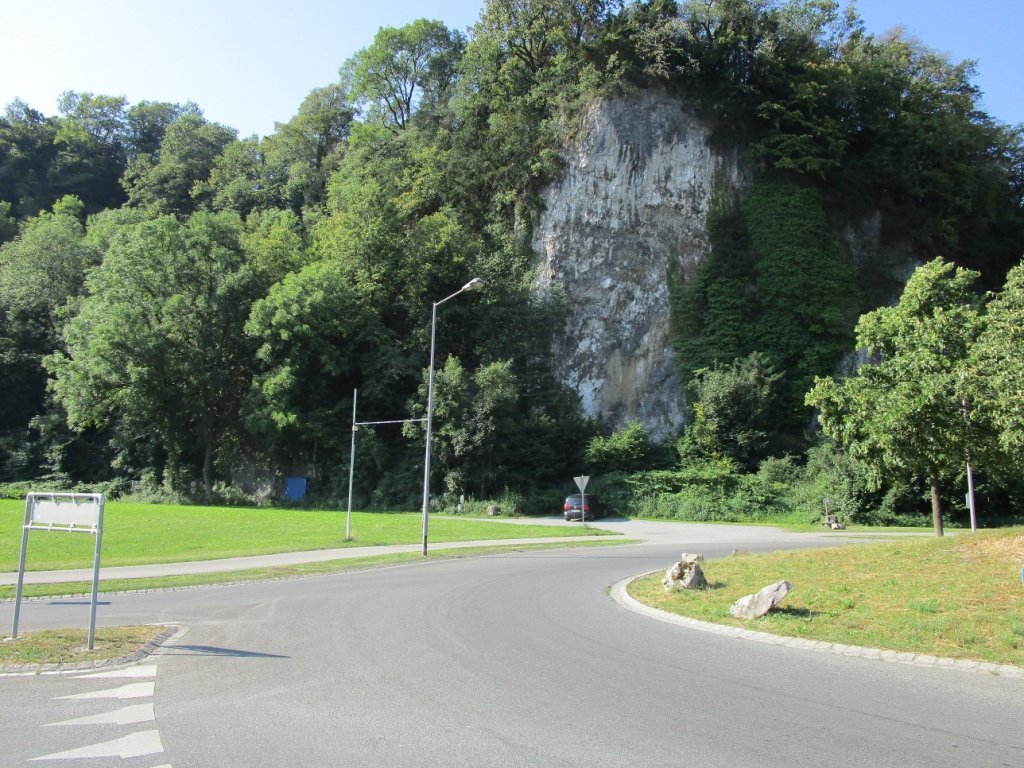 Unter der Felswand kleiner Wanderparkplatz